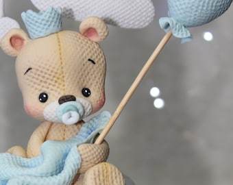 Teddy Bear Cake Topper Teddybär mit Geburtstagshut Kuchendekoration zum Geburtstag. Amigurumi-Texture.