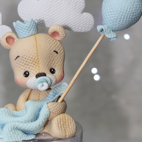 Teddy Bear Cake Topper Teddybär mit Geburtstagshut Kuchendekoration zum Geburtstag. Amigurumi-Textur.
