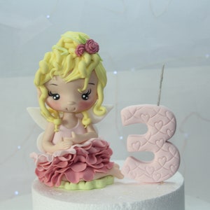 妖精のフォンダン、ブロンドのフォンダンの妖精、ガーデンフェアリーのケーキフィギュア、レインボーフェアリーのケーキトッパー、妖精のテーマのケーキトッパー、フラワーフェアリーの置物