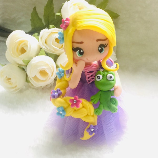 Figurine princesse Raiponce en fondant ou en porcelaine froide pour cake topper ou décoration de fête avec bougie, nom, caméléon cake topper.