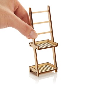 K&ouml;nnte beinhalten: Ein zweistufiges Holzregal mit Leiterdesign. Das Regal hat eine nat&uuml;rliche Holzoptik und ist perfekt f&uuml;r die Pr&auml;sentation kleiner Pflanzen oder anderer Dekorationsartikel.