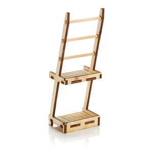 K&ouml;nnte beinhalten: Ein Holzregal mit zwei Ablagen und einem Leiter-Design. Die Ablagen bestehen aus Latten und die Leiter hat drei Sprossen.