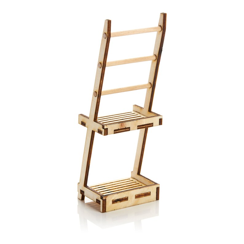 K&ouml;nnte beinhalten: Ein Holzregal mit zwei Ablagen und einem Leiter-Design. Die Ablagen bestehen aus Latten und die Leiter hat drei Sprossen.
