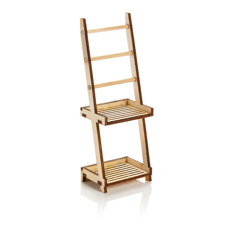 K&ouml;nnte beinhalten: Ein zweistufiges Holzregal mit Leiterdesign. Das Regal hat zwei rechteckige Ablagen und eine horizontale Stange oben.