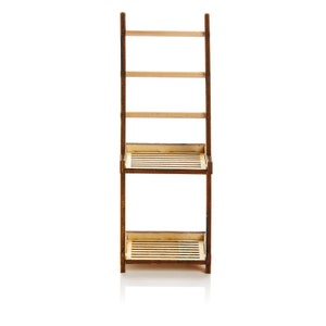 K&ouml;nnte beinhalten: Ein zweistufiges Holzregal mit drei horizontalen Leisten auf der R&uuml;ckseite. Das Regal ist aus hellbraunem Holz gefertigt und hat eine nat&uuml;rliche Oberfl&auml;che.