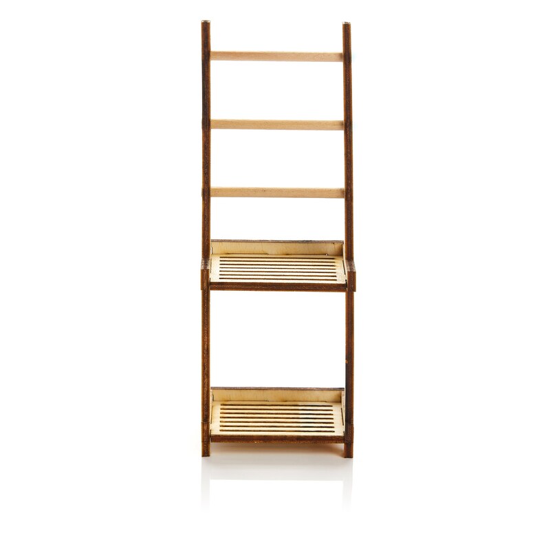 K&ouml;nnte beinhalten: Ein zweistufiges Holzregal mit drei horizontalen Leisten auf der R&uuml;ckseite. Das Regal ist aus hellbraunem Holz gefertigt und hat eine nat&uuml;rliche Oberfl&auml;che.