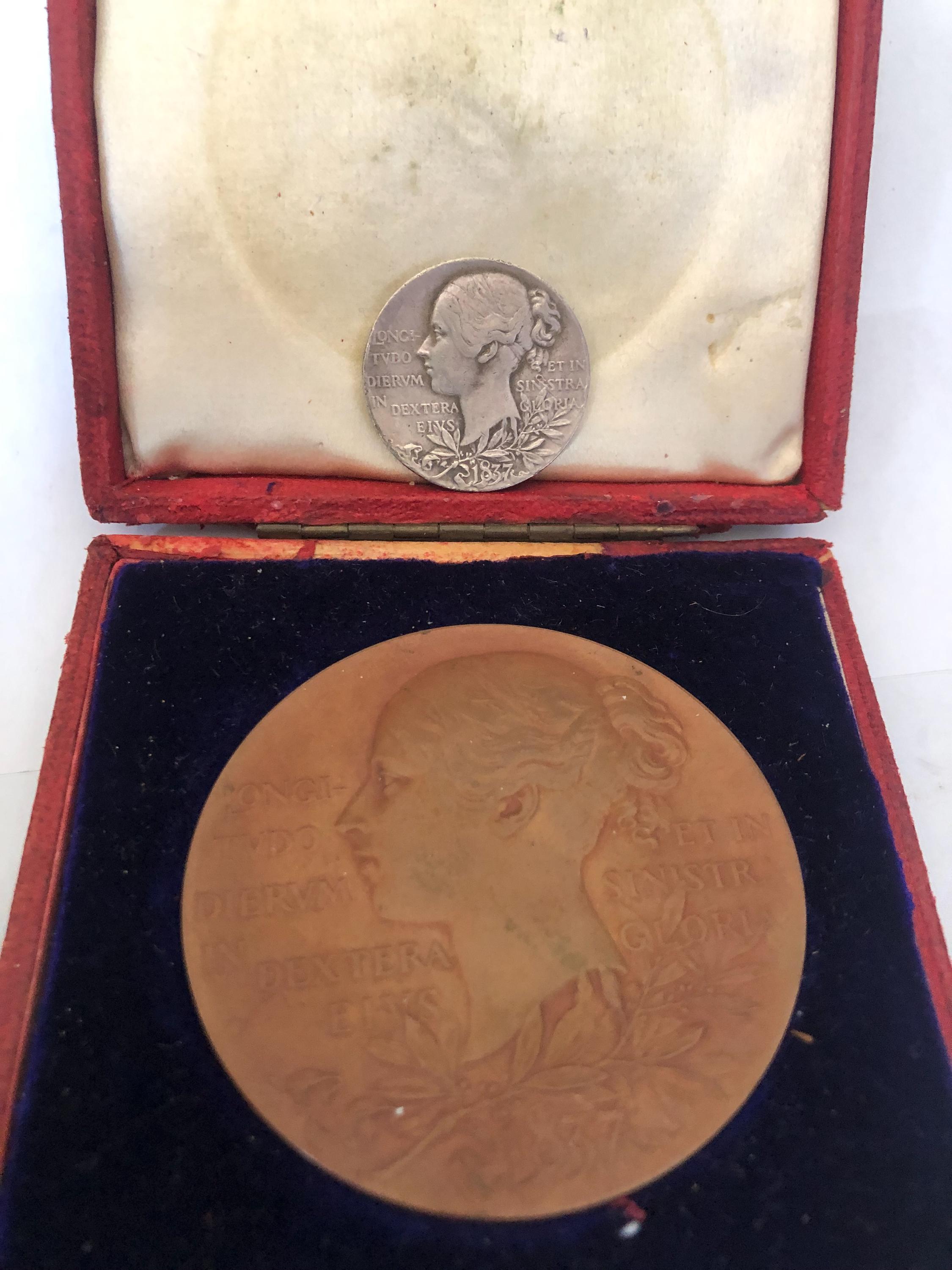 2 枚のヴィクトリア女王ブロンズとシルバーのメダリオン 1837 年から