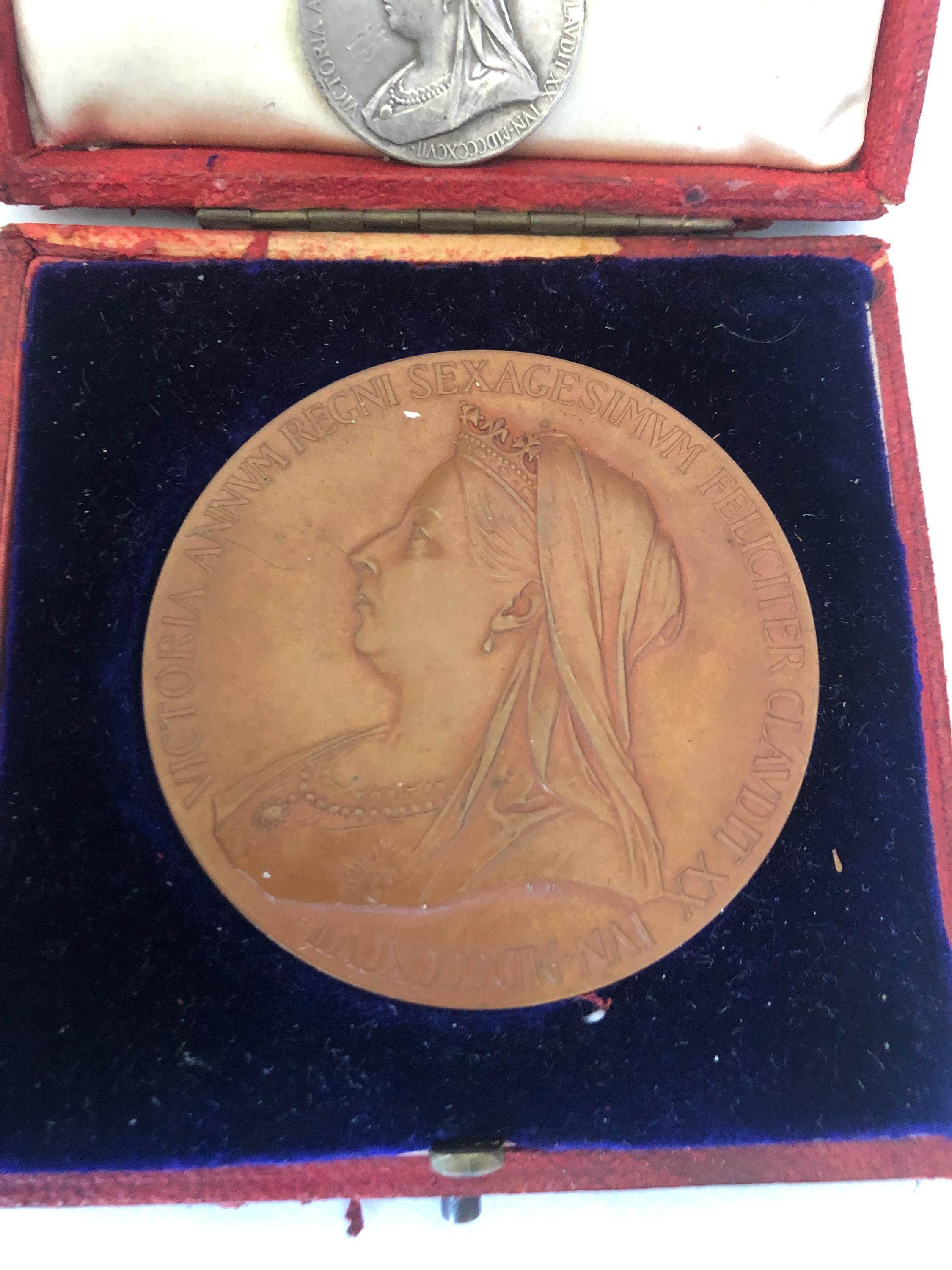 ビクトリア女王 1837 ブロンズ メダル 2 枚のヴィクトリア女王ブロンズとシルバーのメダリオン 1837 年から
