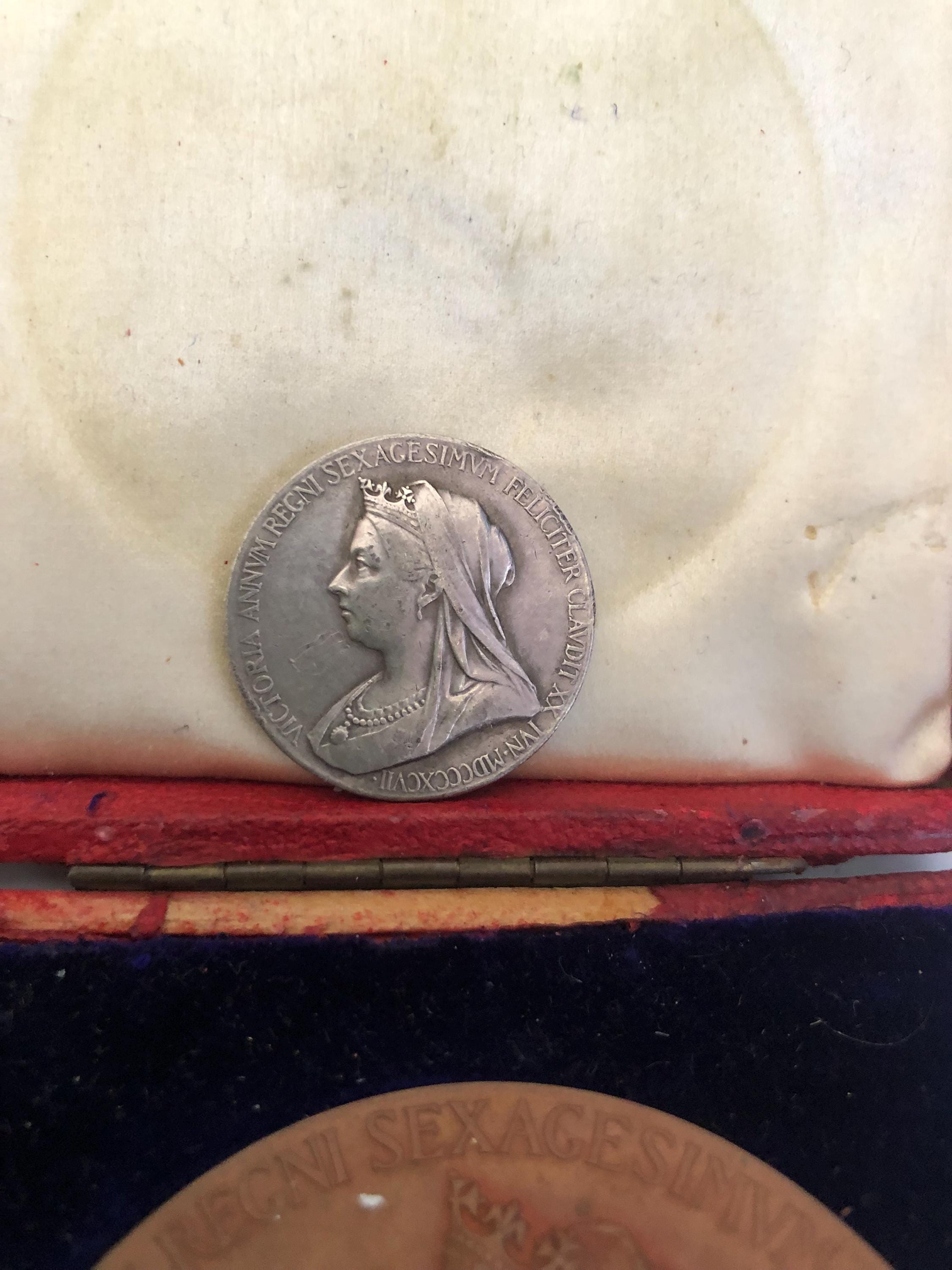 2 枚のヴィクトリア女王ブロンズとシルバーのメダリオン 1837 年から