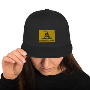 Don&#39;t Tread On Me Libertarian Gold And Black Freedom Embroided Snapback Hat
