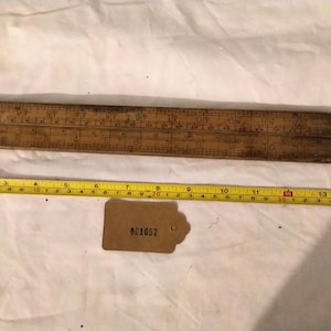 Sehr seltenes frühes Raybone 4 Fuss klappbares Kasten Holz Lineal in sehr gutem Zustand. Ein funktionierendes Lineal, vermutlich aber ein Sammlerstück [001657]