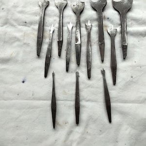 group of 12 spade bits to be used with a hand brace. Sharpened ready for use. [002684]