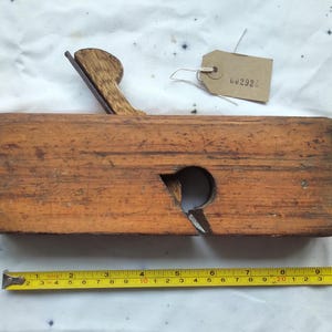 Wooden shoulder plane. Well scarred but with flat sole and sharp Iron. [002924]