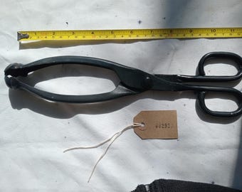 Feuerzange für Kohle. Gereinigt und wohnfertig lackiert. [002933]