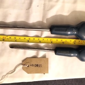 Pair of Stanley Pozidriv Screwdrivers (no 2 & no 3) classic design in good working condition. [002015]