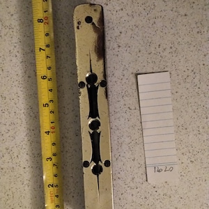 Very old spirit level in brass and greenheart in very good condition. Fully refurbished and ready for use.