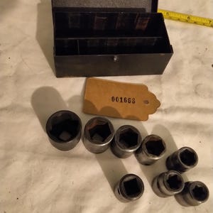 Blandad grupp av metriska 3/8" fyrkantshylsor och universalhylsor (vissa Brittool) levererade i en stållåda. [001668]