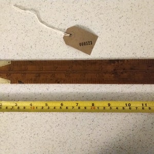 Sehr ungewöhnlicher 60 cm Zollstock von T Bradburn in sehr gutem Zustand mit festem Gelenk und klaren Gussteilen.