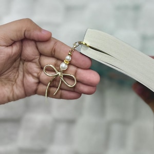 Gold Bow Charm Bookmark, Aesthetic Bookmark, Metal Hook, Bookish Accessory, Beaded Bookmark