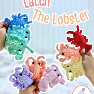 Puede incluir: Una colección de juguetes de langosta de ganchillo coloridos en varios tonos de azul, verde, rojo, rosa, naranja y amarillo. El texto "Latch The Lobster" está presente. Los juguetes se sostienen en manos, mostrando su calidad artesanal.
