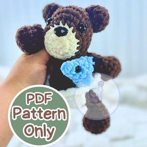 Puede incluir: Un oso de peluche de ganchillo hecho a mano con pelaje marrón, hocico color crema y pajarita azul. El oso tiene ojos de botón negros y sostiene un objeto azul. El texto en la imagen dice "PDF Pattern Only".