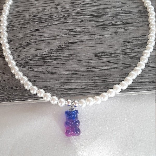 Collier de perles blanches avec charme d'ours gommeux, collier de perles acryliques, collier de charme d'ours gommeux, tour de cou de perles, charme d'ours