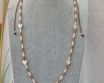 Collier de nacre perlé, collier de perles, collier marron, collier coeur perlé, collier réglable, collier délicat, collier beige