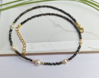 Collier de perles, collier de perles d'eau douce, collier de perles et de perles, collier de perles métalliques et dorées, tour de cou en perles, tour de cou en perles