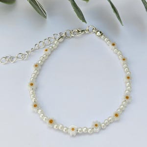 Gänseblümchen Perlenarmband, Perlenarmband, Gänseblümchen Perlenarmband, zierliches Armband, Schichtarmband, Gänseblümchen Perlenarmband