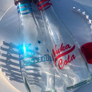Nuka Cola Bottle Fallout Fan Art – Reusable Glass Bottle 17 oz – Gamer Gift – Video Game Decor – Food Safe – Minimalist Gaming Collectible