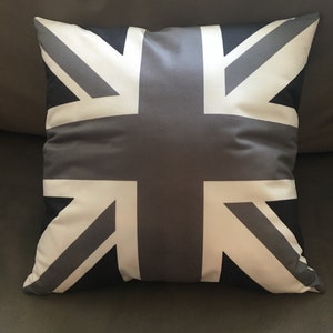 DESLICE A LA DERECHA para ver más diseños… Almohada Union Jack en blanco y negro: minimalismo británico con estilo.