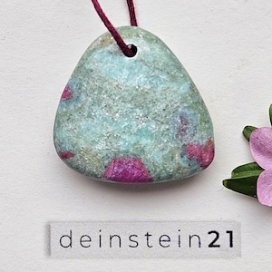 Può includere: Un ciondolo triangolare in zoisite rubino verde e rosa con un cordoncino bordeaux. Il ciondolo ha un foro nella parte superiore per un cordoncino o una catena.