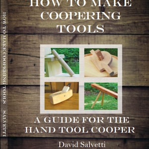 K&ouml;nnte beinhalten: Buchcover mit dem Titel "How to Make Coopering Tools: A Guide for the Hand Tool Cooper" von David Salvetti, Zweite Auflage. Das Cover zeigt vier Bilder von Holzwerkzeugen, die in der Fassbinderei verwendet werden.