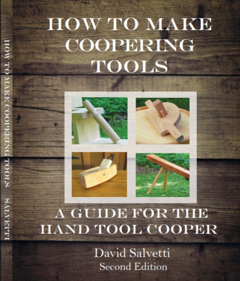 K&ouml;nnte beinhalten: Buchcover mit dem Titel "How to Make Coopering Tools: A Guide for the Hand Tool Cooper" von David Salvetti, Zweite Auflage. Das Cover zeigt vier Bilder von Holzwerkzeugen, die in der Fassbinderei verwendet werden.