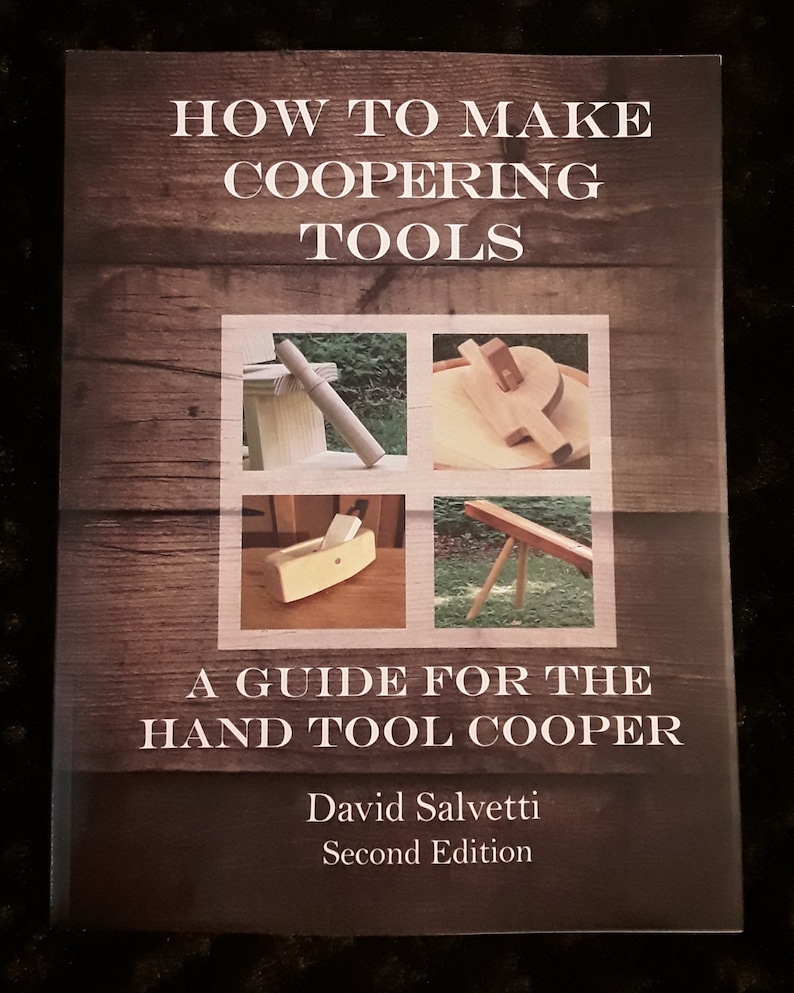 K&ouml;nnte beinhalten: Ein Buch mit dem Titel "How to Make Coopering Tools: A Guide for the Hand Tool Cooper" von David Salvetti, zweite Auflage. Der Umschlag zeigt einen Holzmaserungshintergrund mit vier Bildern von B&ouml;ttcherwerkzeugen.