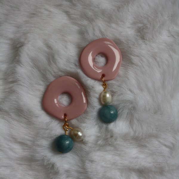 Boucles d'oreilles roses pastel à perles asymétriques