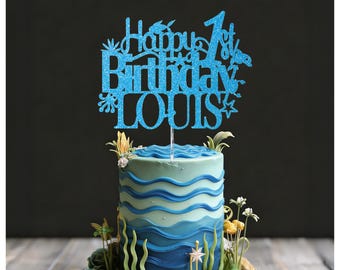 Adorno personalizado para tarta de primer cumpleaños con purpurina y temática submarina.