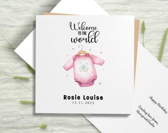 Biglietto di auguri personalizzato per neonata: body e scarpine rosa, benvenuta al mondo.