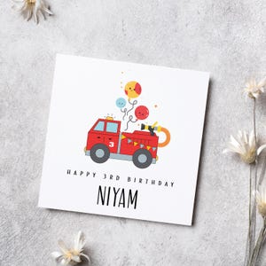 Cartão de aniversário personalizado com tema de caminhão de bombeiros para crianças de até 2 anos.