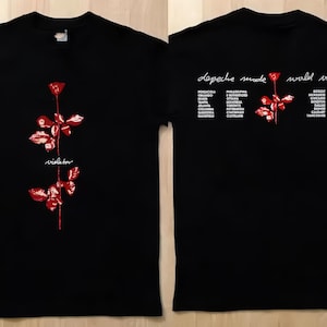Op de afbeelding: Zwart T-shirt met een rode roos afbeelding en het woord "violation". De achterkant van het shirt toont "Depeche Mode World Violation" en toursteden. Een vintage item met muziekthema.