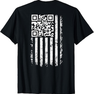 Op de afbeelding: Zwart T-shirt met een versleten Amerikaans vlagontwerp, waarbij de sterren zijn vervangen door een QR-code. De vlag heeft witte strepen en een versleten, getextureerde uitstraling. Een casual, patriottisch kledingstuk.