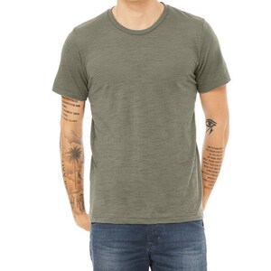 Może przedstawiać: Zielony T-shirt z krótkim rękawem i okrągłym dekoltem. Koszulka wykonana jest z miękkiej, wygodnej tkaniny i ma luźny krój.