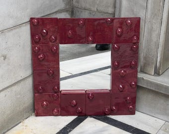 Vinröd fyrkantig spegelram med prickar / handgjord keramik