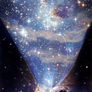 Può includere: Una donna giace su un letto, circondata da una galassia di stelle vorticose. Le stelle sono luminose e bianche, e la galassia è di un blu profondo. I capelli della donna sono lunghi e scuri, e indossa un vestito bianco. L'immagine è una rappresentazione surreale e onirica del cosmo.