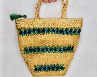 1950s 1960s Vintage Straw Handbag or Beach bag with Blue and Green Raffia Flowers