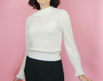 1970s Vintage Off-White Cream Loose Knit Ruffled Collar & Sleeve Sweater - Xs to Md