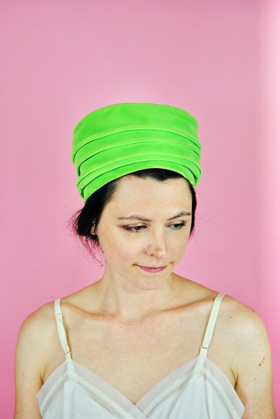 1960s Bright Lime Green Velvet Hat - image 4