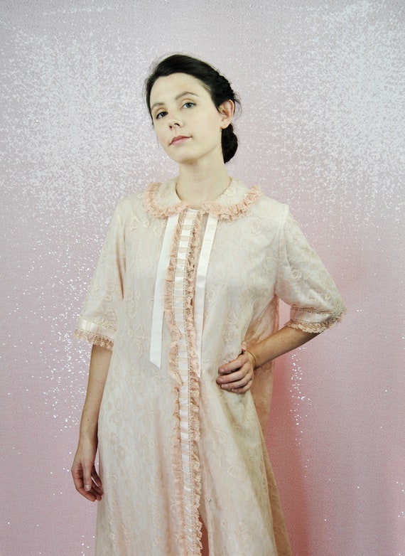 1960s Odette Barsa Rosey Lace Robe - Sm to Lg