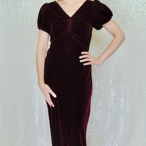 1930s Vintage Burgundy Maroon Velvet Formal Holiday Gown with Puff Sleeves - Sm