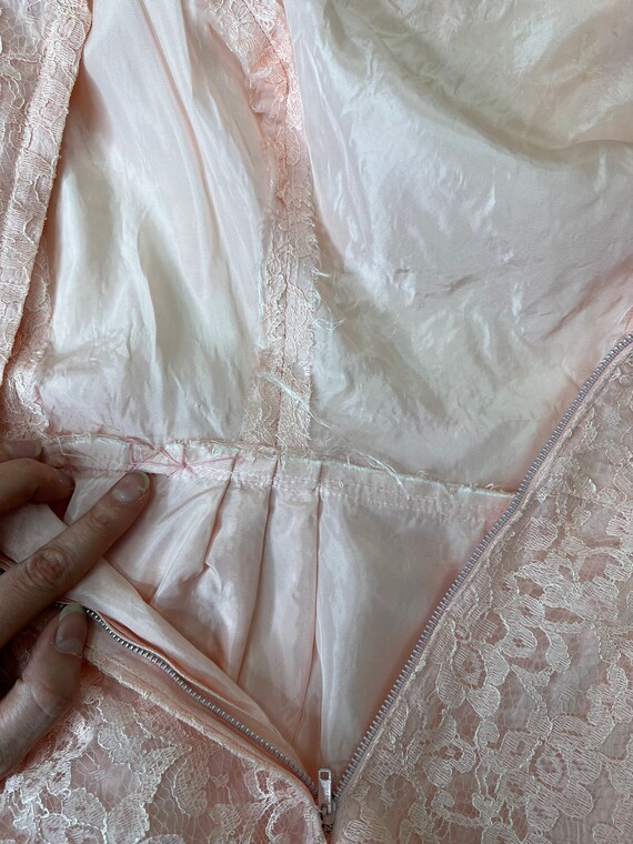 Late 1950s/ Early 1960s Pale Pink Lace Cocktail D… - image 10